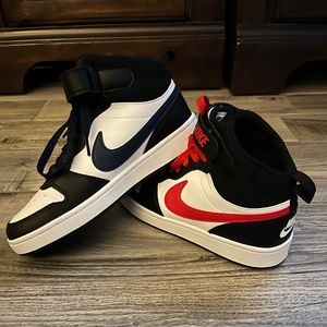Boys Nike court borough mid